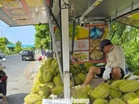 Sầu riêng ‘rẻ như bèo’ bán đầy vỉa hè
