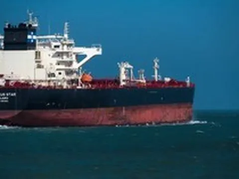Eo biển Hormuz đóng băng, một địa điểm bất ngờ nhộn nhịp chưa từng có: 240 tàu chở dầu cập cảng chỉ trong 1 tháng, cả châu Á đổ xô đến mua hàng