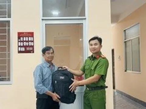 Phát hiện balo chứa nhiều vàng gồm dây chuyền, lắc tay, nhẫn... và tiền mặt: Công an mời người đàn ông SN 1962 lên làm việc