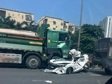 Tai nạn liên hoàn ở đầu cầu Thăng Long, 3 người mắc kẹt trong ô tô con bị vò nát