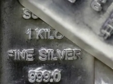 Một thế lực "tung tiền" gom hàng chục tấn bạc