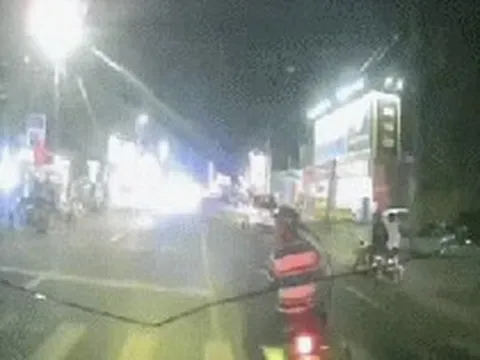 Đánh 2 người dân bị thương rồi chặn đường, truy đuổi xe cứu thương suốt 10km: Clip gây bức xúc