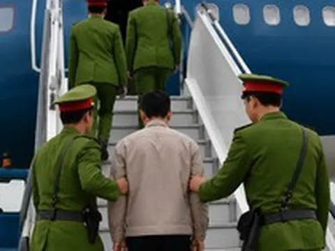 Người phạm tội được vận chuyển bằng máy bay ra sao?