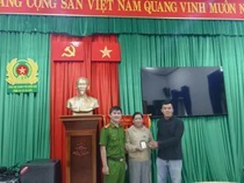 Nhận 400 triệu đồng vào tài khoản, chàng trai 2k6 lập tức báo công an