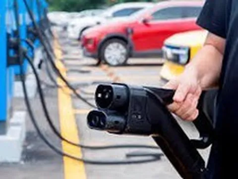 Gần 1.000 cây xăng PVOIL sắp có thêm hàng nghìn tủ đổi pin xe máy điện và trạm sạc ô tô VinFast