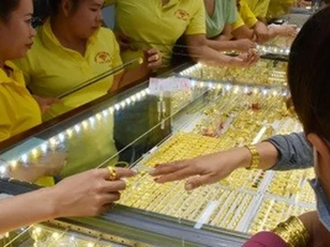 Giá vàng hôm nay 9-5: Tiếp tục sụt giảm