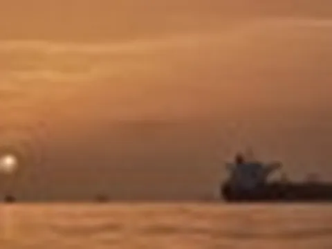 Iran hành động “gắt”, tàu hàng trúng đòn ở eo biển Hormuz