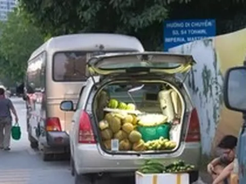 Muôn kiểu bán hàng 'du kích' thời dẹp vỉa hè Hà Nội