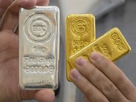 Vàng 'mắc kẹt' nhưng kim loại 'anh em' này thì không - khác biệt ở đâu?