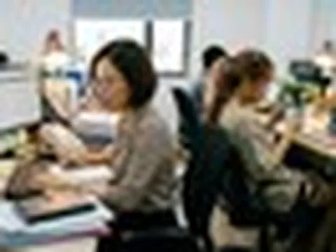 Đồng nghiệp gen Z vừa than 'bị dí deadline’ vừa miệt mài xem TikTok