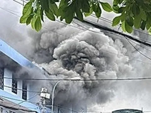 Cháy kho điện máy ở gần chợ đầu mối Hóc Môn