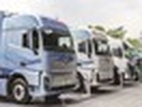 Phát hiện đội xe tải Trung Quốc với đầu kéo nặng 49 tấn, không dùng xăng cũng không cần sạc điện, âm thầm làm nhiệm vụ quan trọng