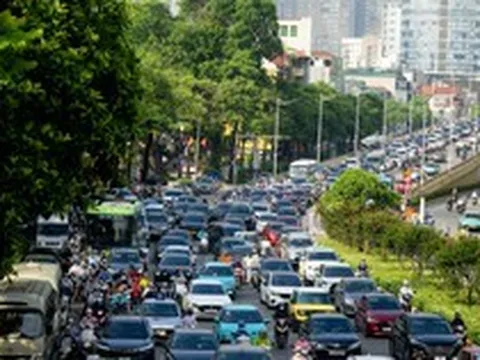 Cảnh tượng tại nút giao La Thành - Nguyễn Chí Thanh (Hà Nội) trong sáng ngày 1/6