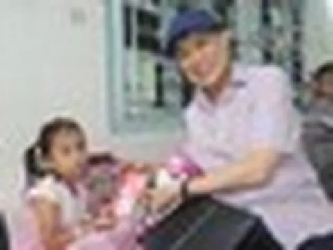 Tỷ phú Johnathan Hạnh Nguyễn xuất hiện tại BV Nhi đồng 2 với chiếc túi "Very Special" vào ngày đặc biệt