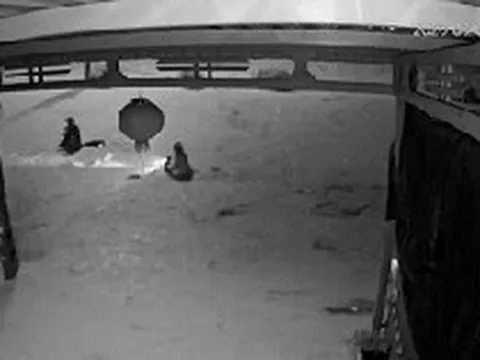 3 người phụ nữ bị nước cuốn trôi trong cơn mưa lớn đã được cứu: Camera ghi lại những gì?