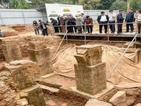 Đào đất, người dân Việt Nam phát hiện vật hình trụ dày 4m màu vàng lạ, chuyên gia xác nhận báu vật lớn nhất lịch sử