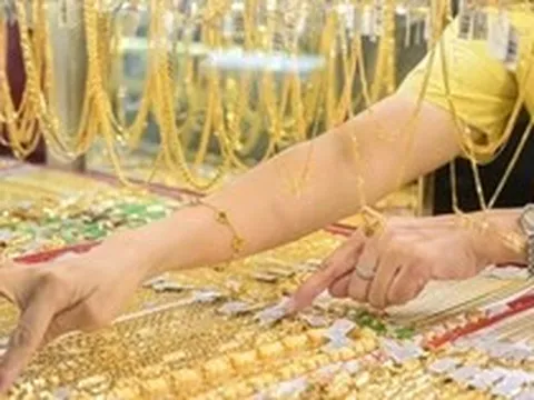 Giá vàng lao dốc mạnh, có nên xuống tiền mua lúc này?