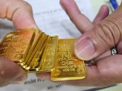 Giá vàng liên tục lao dốc, nhà đầu tư tiếc nuối nhìn tài sản 'bốc hơi'
