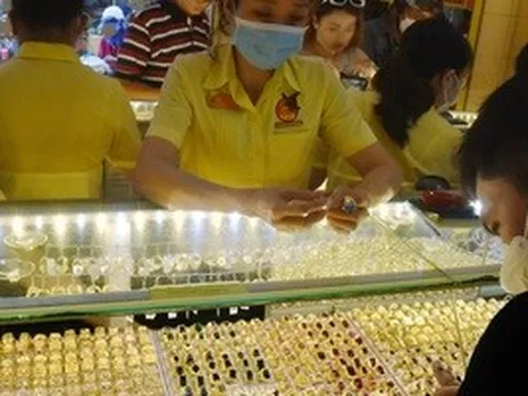 Giá vàng trong nước ngược dòng với giá vàng thế giới