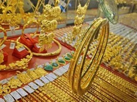 Tối ngày 10/6, giá vàng lao dốc mạnh
