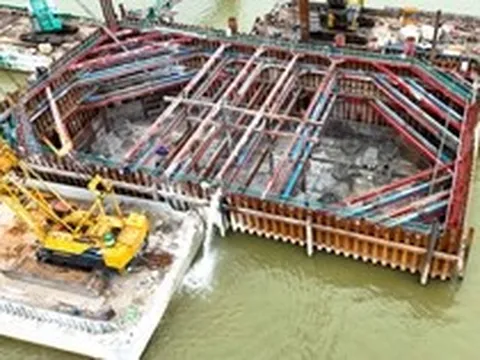 Ba trụ tháp chính của cầu dây văng hơn 7.300 tỷ dần lộ diện trên sông Hồng