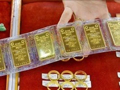Có 1 tỉ đồng, nên mua vàng hay gửi tiết kiệm để có lãi tốt hơn?