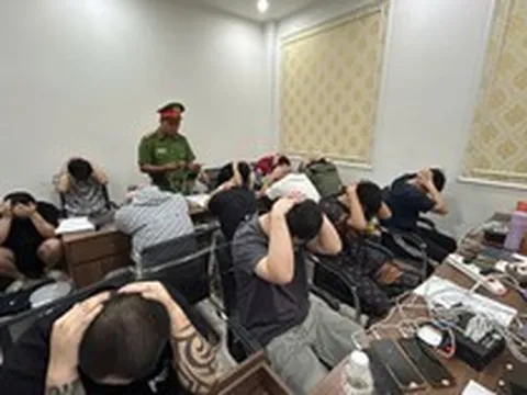 Ập vào Khách sạn The Emerald Gold tại TP.HCM, thu giữ hàng trăm máy tính, điện thoại di động với hàng loạt nhãn dán ký tự của 83 người