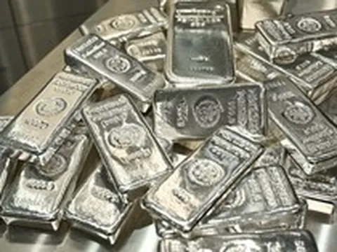 Một thế lực vừa "tung" cả trăm tấn bạc ra thị trường
