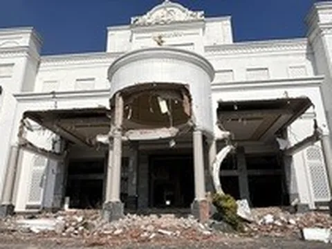 Hình ảnh tháo dỡ khu phức hợp hoành tráng xây không phép trên "đất vàng" ở Đồng Nai