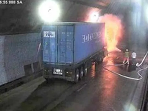 Đúng 10h50, tín hiệu báo động vang lên tại hầm đường bộ dài nhất Đông Nam Á và cuộc giải cứu container bốc cháy thần tốc