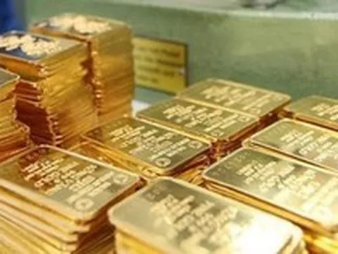 Người mua vàng thấp thỏm chờ một thông tin quan trọng vào ngày mai