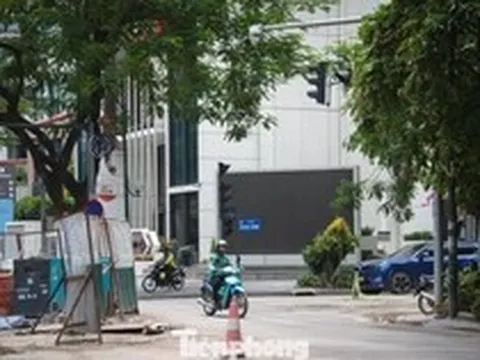 Hà Nội: Dự án chống ngập được báo cáo 'đã hoàn thiện' song lô cốt vẫn án ngữ, mặt đường nham nhở