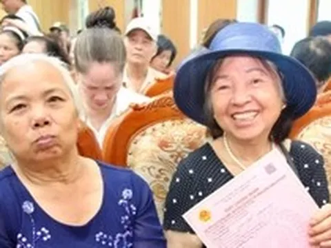200 hộ dân di dời làm cầu Trần Hưng Đạo và cầu Tứ Liên nhận 'sổ đỏ' nơi ở mới