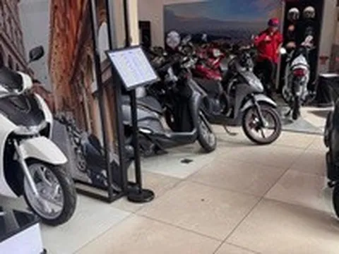 Xe máy đồng loạt giảm giá để kích cầu