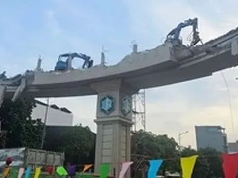 Hối hả tháo dỡ nhà, cổng chào... mở rộng Quốc lộ 13 ở TPHCM