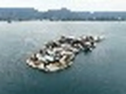 Phát hiện Nhật Bản cắm hàng trăm cọc thép bê tông xuống biển, nối đảo thành ‘pháo đài’ 90.000 m2, cung cấp vật liệu cho cả nước