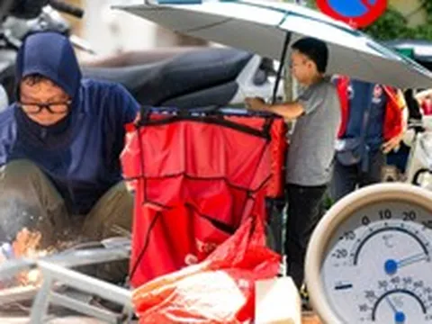 Hà Nội như "chảo lửa" giữa trưa 23/6: Chờ đèn đỏ vài chục giây đã mồ hôi nhễ nhại, che kín mít vẫn cảm thấy bỏng rát