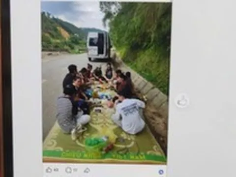 Du khách trải chiếu ngồi ăn uống dưới lòng đường ở thác Bản Giốc, rồi đăng facebook khoe: Đã bị xử lý