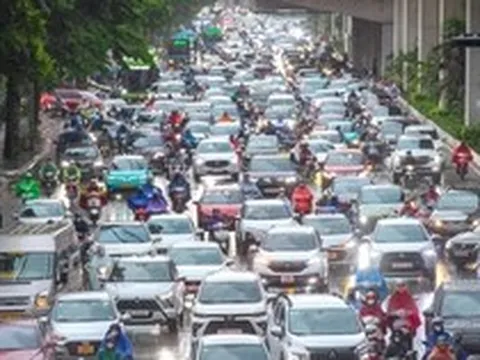 Hà Nội đón 'mưa vàng' đúng giờ cao điểm, nhiều tuyến phố ùn tắc