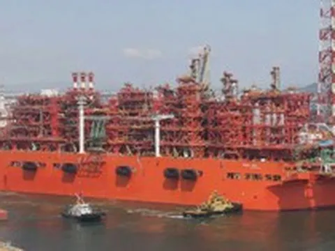 Phát hiện 'nhà máy nổi' dài 376 m rời Trung Quốc đến địa điểm cách xa 12.000 km - cung cấp hơn 2 triệu tấn 'vàng lỏng' mỗi năm