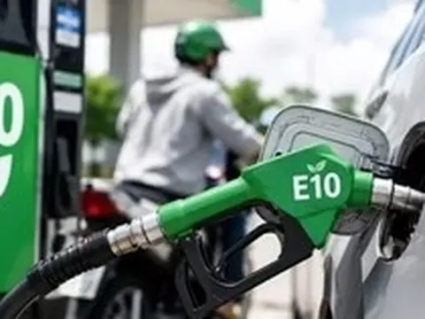Giá xăng E10 tăng gần 1.300 đồng/lít