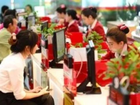 Ngân hàng, bảo hiểm đua chuyển đổi số