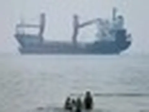 Truyền thông Iran đưa tin tàu container mắc cạn ở eo biển Hormuz