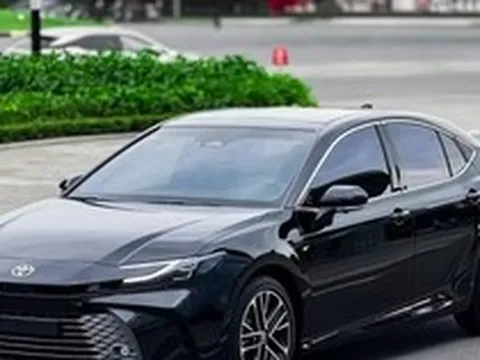 Toyota Camry hybrid có giá mới tại Việt Nam