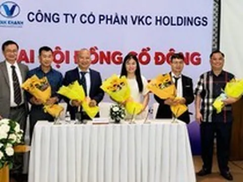 Chủ tịch HĐQT đề xuất tăng thù lao gấp 5 lần vì “không đủ chi phí đi máy bay”, công ty sau đó bị phong tỏa tài khoản ngân hàng