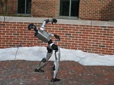 Cú lừa phía sau những pha ngã "chổng vó" của robot Trung Quốc