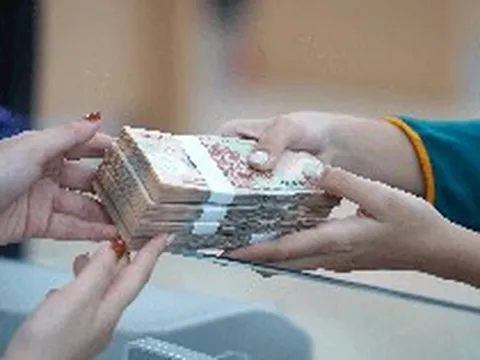 Lãi suất tăng mạnh, người dân và doanh nghiệp gửi thêm bao nhiêu tiền vào hệ thống ngân hàng?
