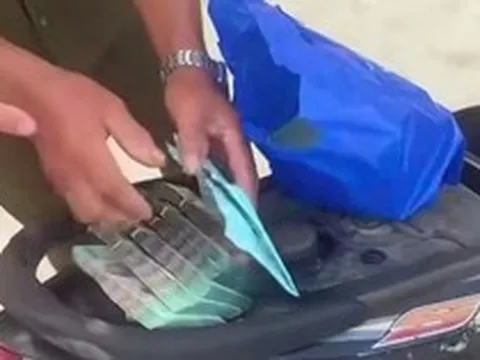 Người đàn ông chảy máu mặt nằm bất tỉnh giữa đường, trong cốp xe có gần 400 triệu đồng
