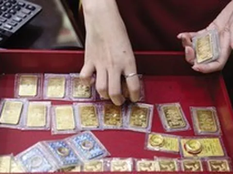 Giá vàng bật tăng mạnh, một ngân hàng quay xe hạ dự báo, chuyện gì đang xảy ra?