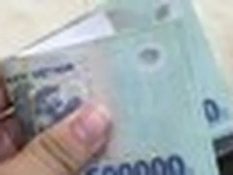Công an điều tra cọc tiền mặt 50 triệu đồng nằm chỏng chơ bên đường, người đàn ông SN 1990 phải làm việc với cơ quan chức năng